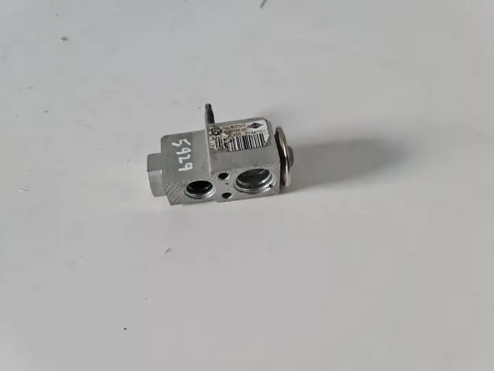 BMW 5 G30 G31 (2016 - ) 9361710 Прочие детали моторного отсека — фото 1