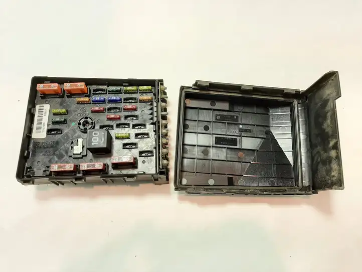 Volkswagen PASSAT B6 (2005 - 2010) 3C0937125 Блок монтирования реле — фото 1