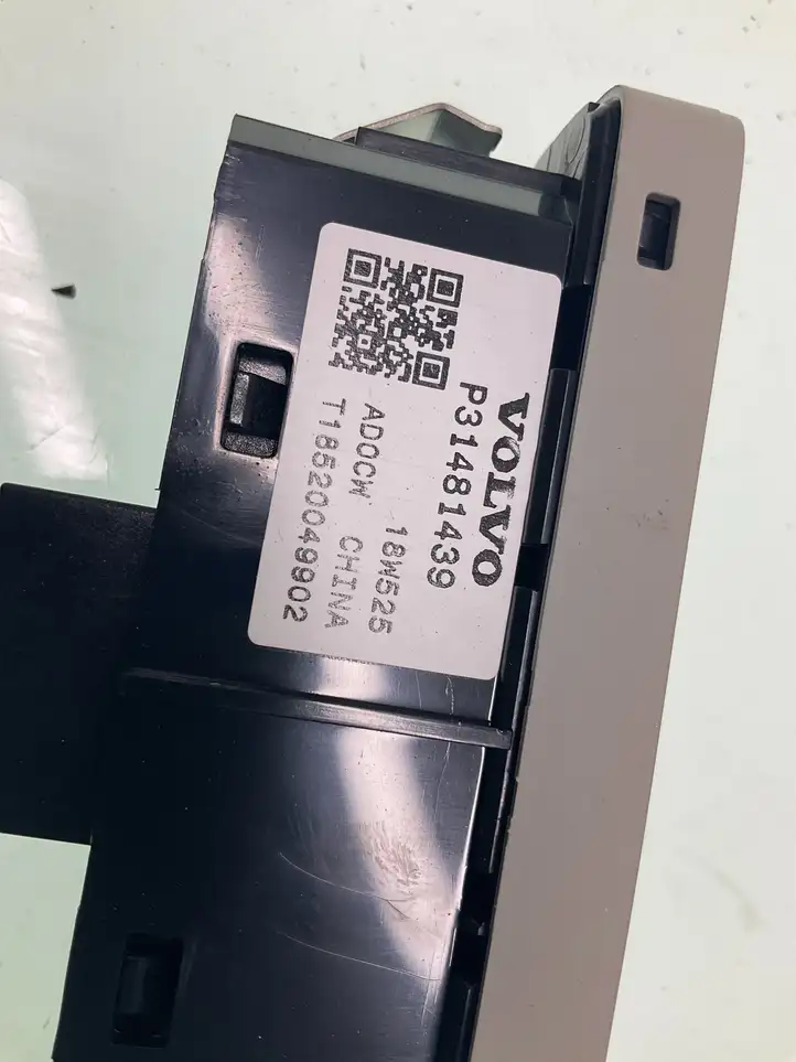 Volvo XC40 (2017 - ) 31481439 Кнопка закрытия крышки багажника — фото 3