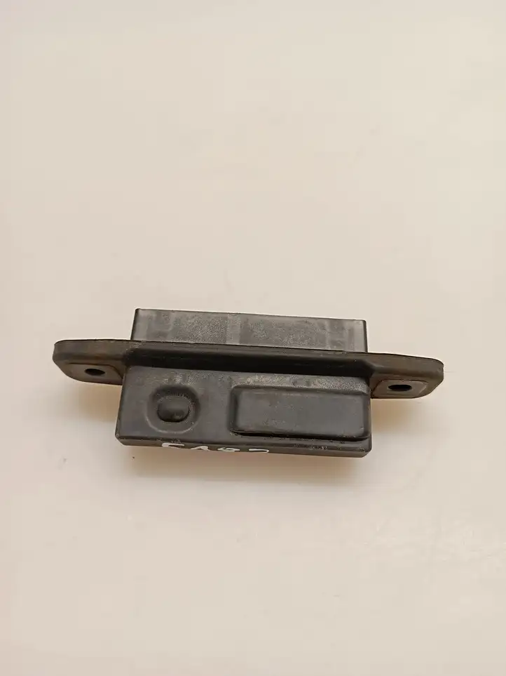 Toyota Yaris (2012 - 2014) 9655B10 Кнопка закрытия крышки багажника — фото 1