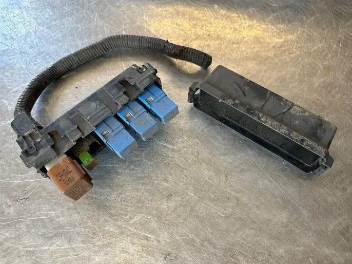 Nissan Qashqai (2010 - 2013) 24382EG002 Блок монтирования реле — фото 1