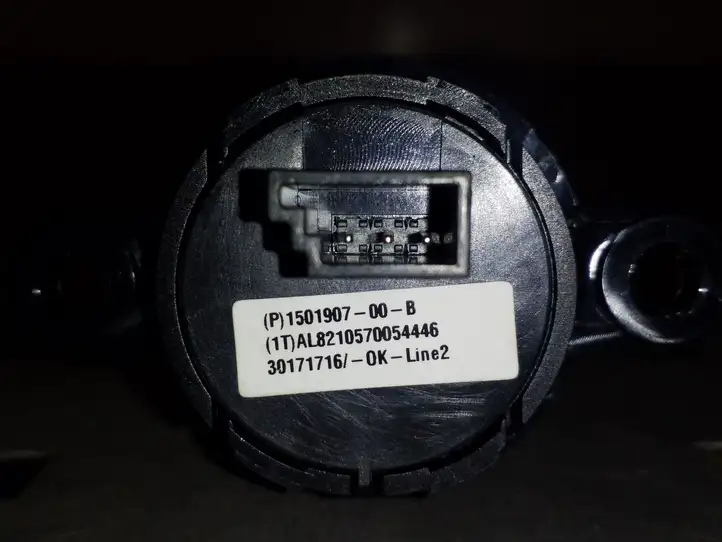 Tesla Model 3 (2017 - 2023) 150190700B Кнопка закрытия крышки багажника — фото 3