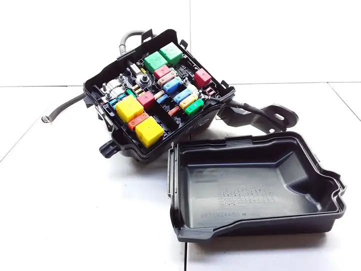 Peugeot 208 (2012 - 2015)  9671924480 Блок монтирования реле