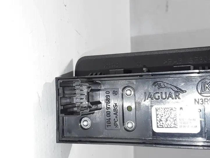 Land Rover Evoque I (2011 - 2015) BJ3211654AB Кнопка закрытия крышки багажника — фото 2