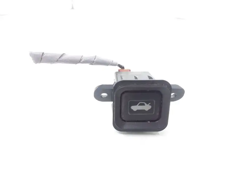 Honda CR-V (2004 - 2006) M08525 Кнопка закрытия крышки багажника — фото 1