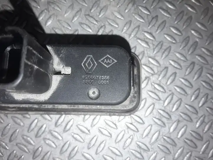 Renault Scenic II - Grand scenic II (2003 - 2006) 8200076250 Кнопка закрытия крышки багажника — фото 2