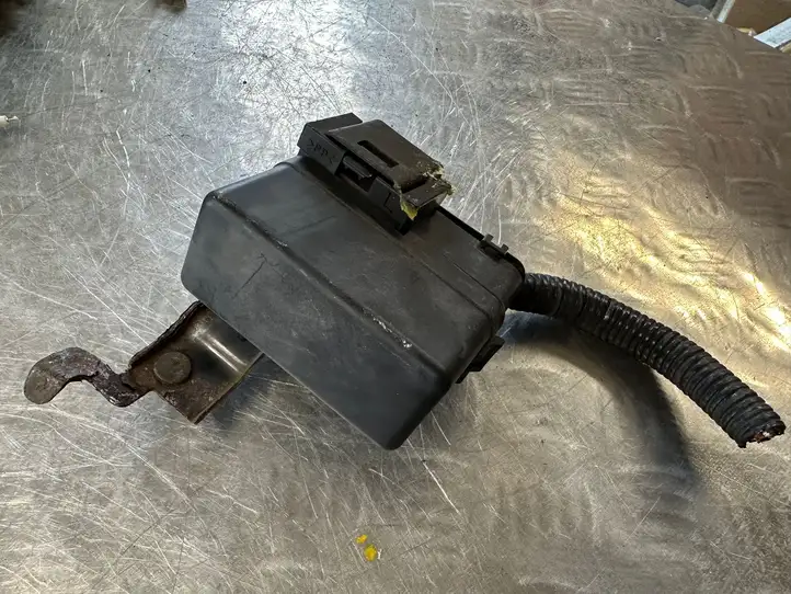 Nissan Qashqai (2010 - 2013) Блок монтирования реле — фото 3