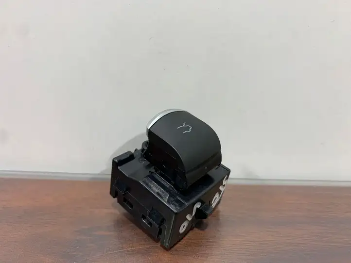 Alfa Romeo Stelvio Type 949 (2017 - ) 01561170210 Кнопка закрытия крышки багажника — фото 3
