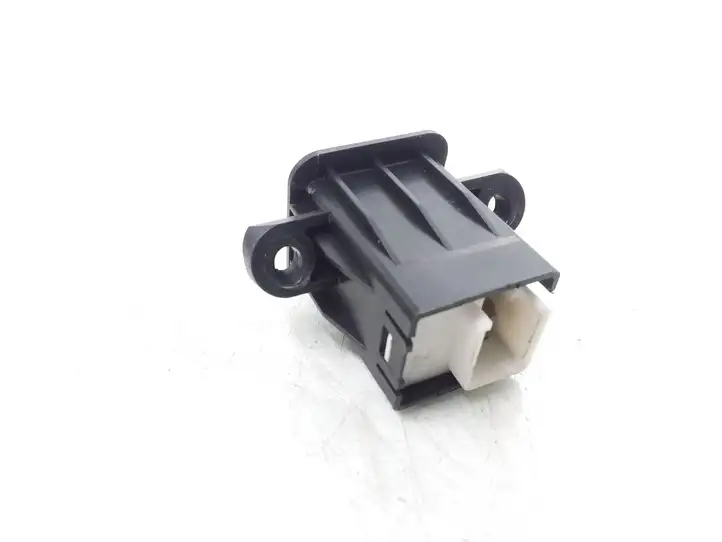 Honda CR-V (2001 - 2004) M08525 Кнопка закрытия крышки багажника — фото 2