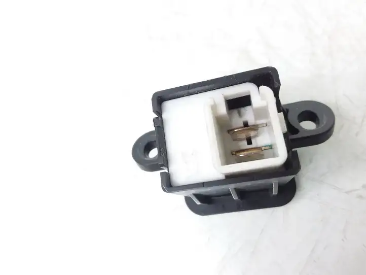 Honda CR-V (2001 - 2004) M08525 Кнопка закрытия крышки багажника — фото 3