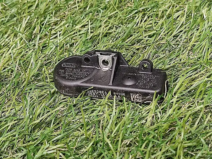 Ford Focus (2011 - 2015)  DE8T1A180AA Датчик давления покрышек