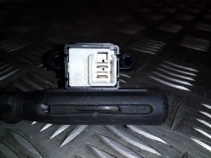Honda CR-V (2004 - 2006) M08525 Кнопка закрытия крышки багажника — фото 2