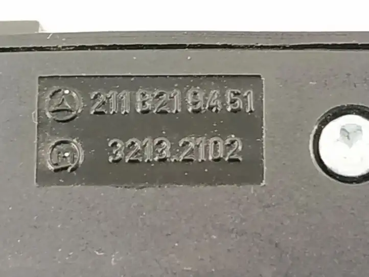 Mercedes-Benz E W211 (2002 - 2009) Кнопка закрытия крышки багажника — фото 5