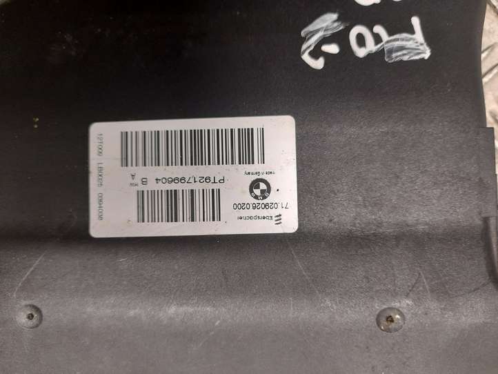 BMW 5 F10 F11 (2009 - 2016)  9217996 Воздуховоды