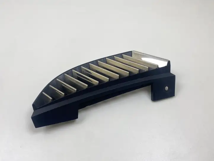 Mitsubishi Colt (2004 - 2008)  MN127773 Нижняя решётка (из трех частей)