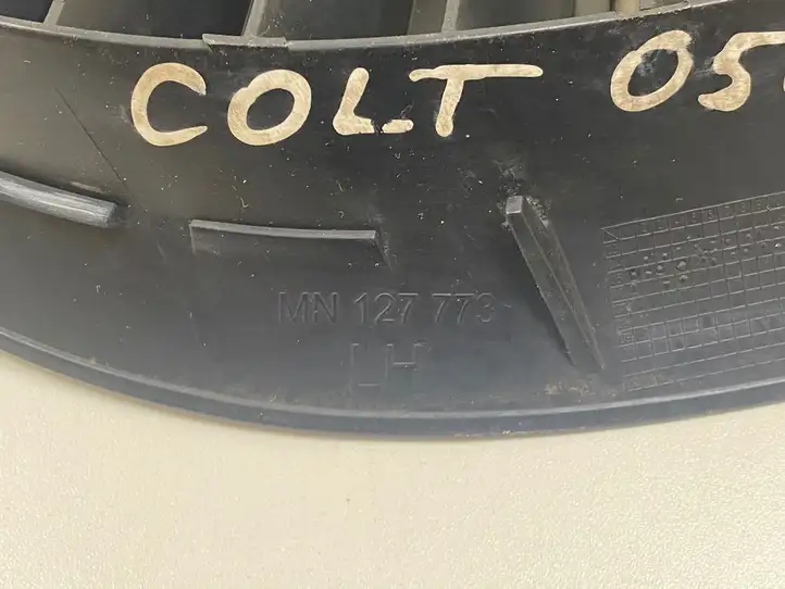 Mitsubishi Colt (2004 - 2008)  MN127773 Нижняя решётка (из трех частей)