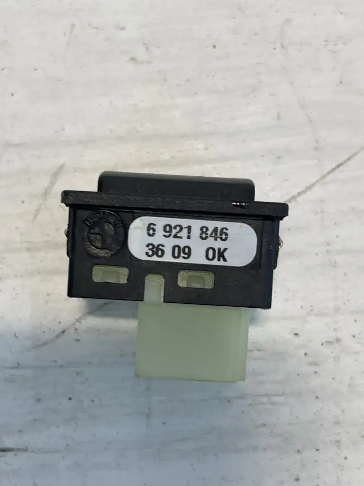 BMW 7 F01 F02 F03 F04 (2008 - 2016)  6921846 Включатель закрытия задней крышки