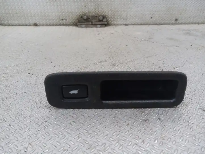 Honda Stream (2000 - 2003) M19902 Кнопка закрытия крышки багажника — фото 1