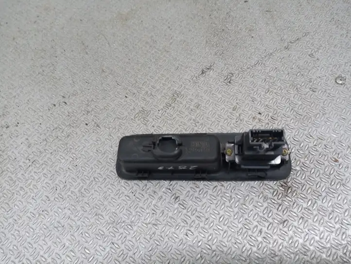 Honda Stream (2000 - 2003) M19902 Кнопка закрытия крышки багажника — фото 3