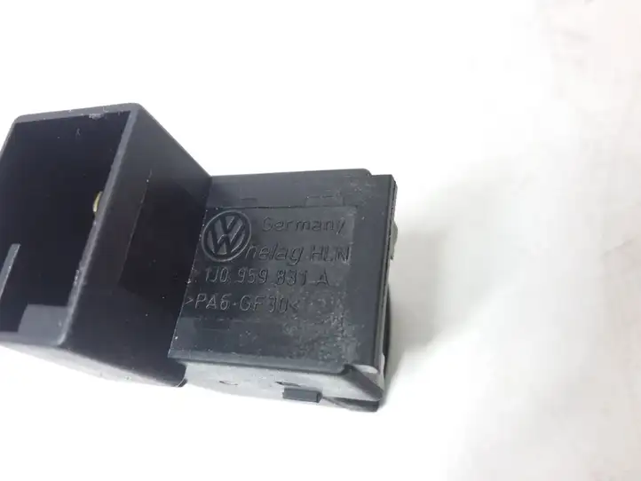 Volkswagen PASSAT B5.5 (2001 - 2005) 1J0959831A Кнопка закрытия крышки багажника — фото 3