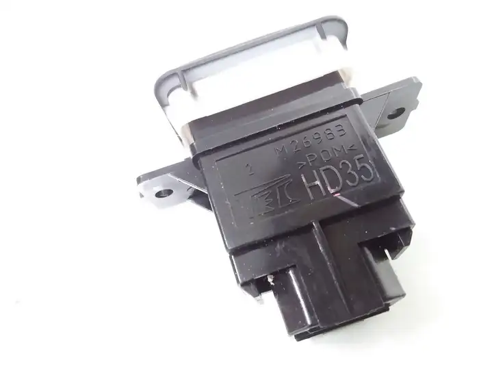 Honda Accord (2008 - 2016) M26983 Кнопка закрытия крышки багажника — фото 3