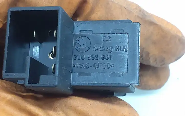 Skoda Superb B5 (3U) (2001 - 2008) 3U0959831 Кнопка закрытия крышки багажника — фото 4