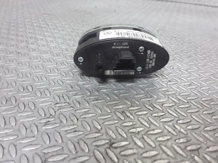 Mercedes-Benz E W211 (2002 - 2009) A2118211151 Кнопка закрытия крышки багажника — фото 2