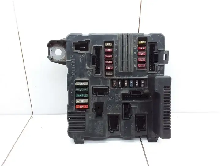 Renault Megane II (2002 - 2005) 8200306033 Блок монтирования реле — фото 1