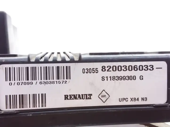 Renault Megane II (2002 - 2005) 8200306033 Блок монтирования реле — фото 4