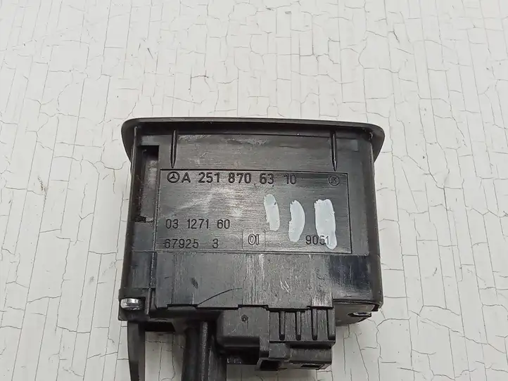 Mercedes-Benz ML W164 (2005 - 2011) A2518706310 Кнопка закрытия крышки багажника — фото 4