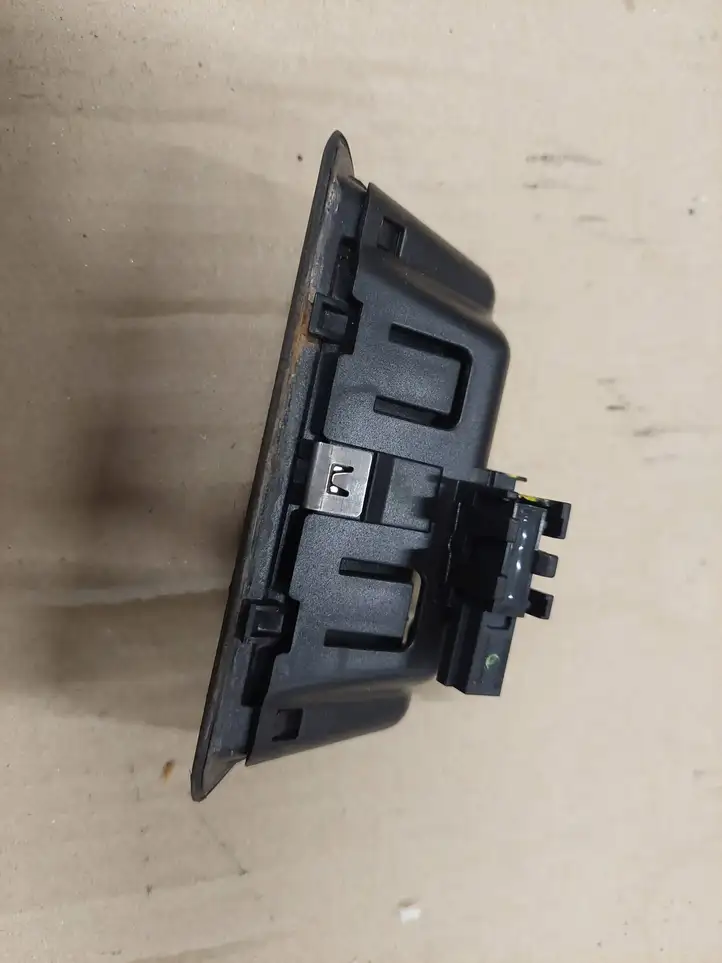 BMW 3 E90 E91 (2005 - 2012) 51247118158 Кнопка закрытия крышки багажника — фото 3