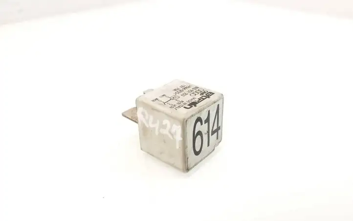 Audi A4 S4 B7 8E 8H (2004 - 2009) 8E0951253 Реле насоса горючего — фото 2