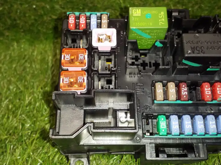 Opel Mokka (2012 - 2016)  121092612 Ящик предохранителей (комплект)