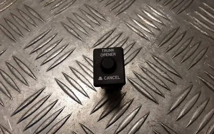 Lexus GS 300 350 430 450h (2004 - 2007) 15A257 Кнопка закрытия крышки багажника — фото 1