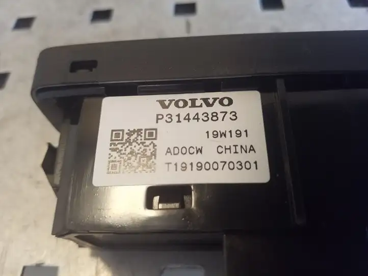 Volvo XC90 (2019 - ) 31443873 Кнопка закрытия крышки багажника — фото 2