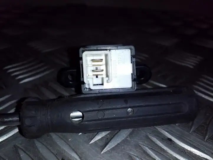 Honda CR-V (2004 - 2006) M08525 Кнопка закрытия крышки багажника — фото 2