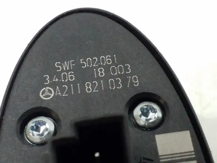 Mercedes-Benz CLS C219 (2003 - 2011) A2118210379 Кнопка закрытия крышки багажника — фото 3