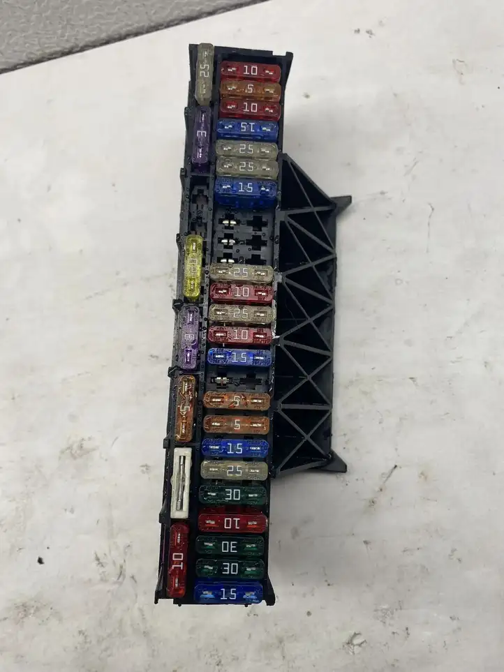 Kia Sorento (2002 - 2006) Блок монтирования реле — фото 1