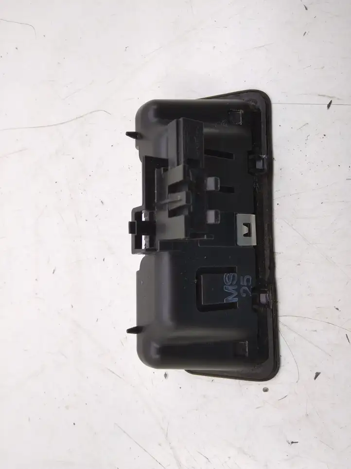 BMW 3 E90 E91 (2005 - 2012)  51247118158 Включатель закрытия задней крышки