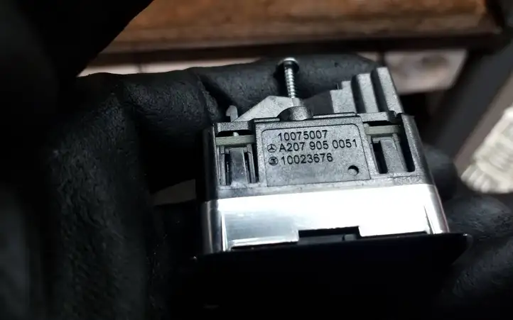 Mercedes-Benz E W212 (2009 - 2016) A2079050051 Кнопка закрытия крышки багажника — фото 4