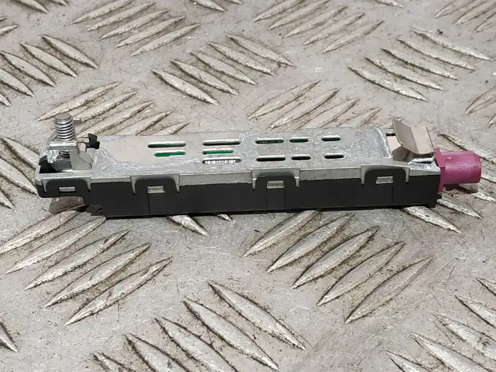 Skoda Superb B8 (3V) (2015 - 2023)  3V5035577A Усилитель антенны