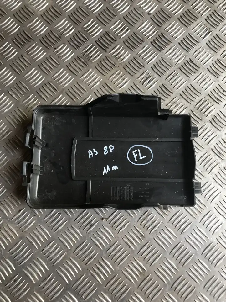 Audi A3/S3 8P (2008 - 2013) 3C0915443A Крышка ящика аккумулятора — фото 2