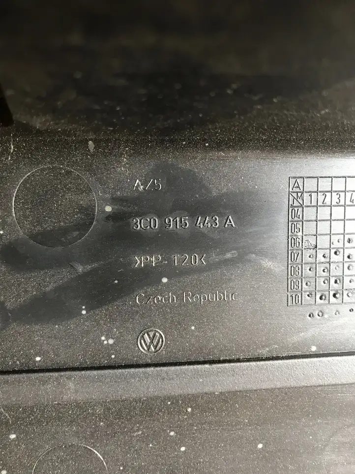 Audi A3/S3 8P (2008 - 2013) 3C0915443A Крышка ящика аккумулятора — фото 5