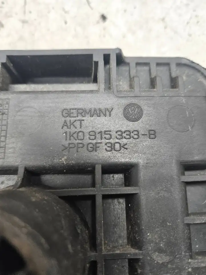 Volkswagen PASSAT B6 (2005 - 2010) 1K0915333B Площадка аккумулятора — фото 3