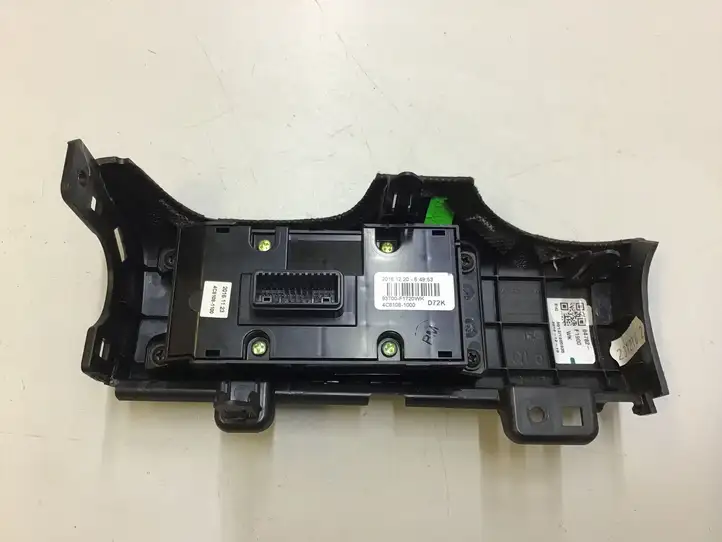 Kia Sportage (2016 - 2018) 93700F1720WK Блок кнопок на панели — фото 8