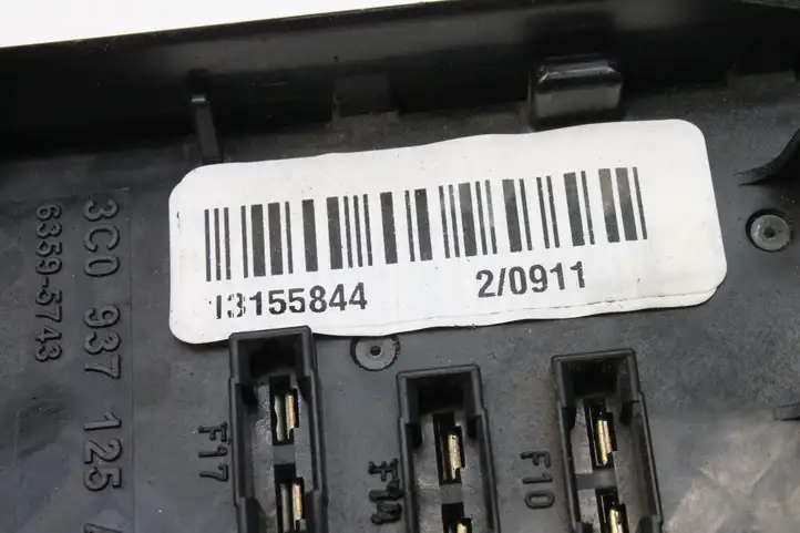 Volkswagen PASSAT B7 (2011 - 2014) 3C0937125A Блок монтирования реле — фото 7