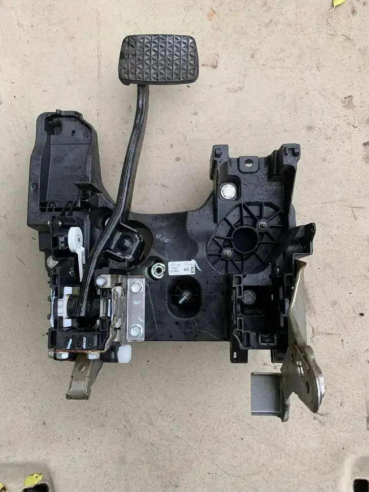 Opel Insignia A (2008 - 2017) 20995742 Тормозная педаль — фото 11