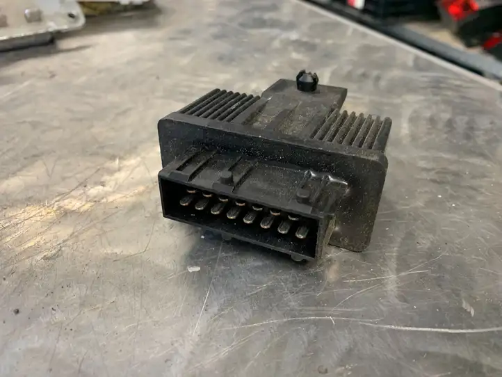 Peugeot 308 (2007 - 2013)  240107 Реле насоса горючего