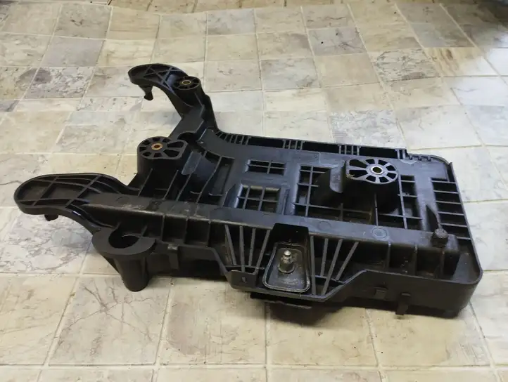 Volkswagen PASSAT B6 (2005 - 2010) 1K0915333C Площадка аккумулятора — фото 3