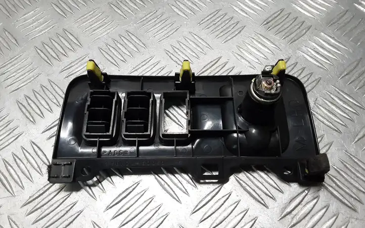 Toyota Land Cruiser (J120) (2002 - 2009) 5883160050 Розетка 12V (передняя) — фото 4